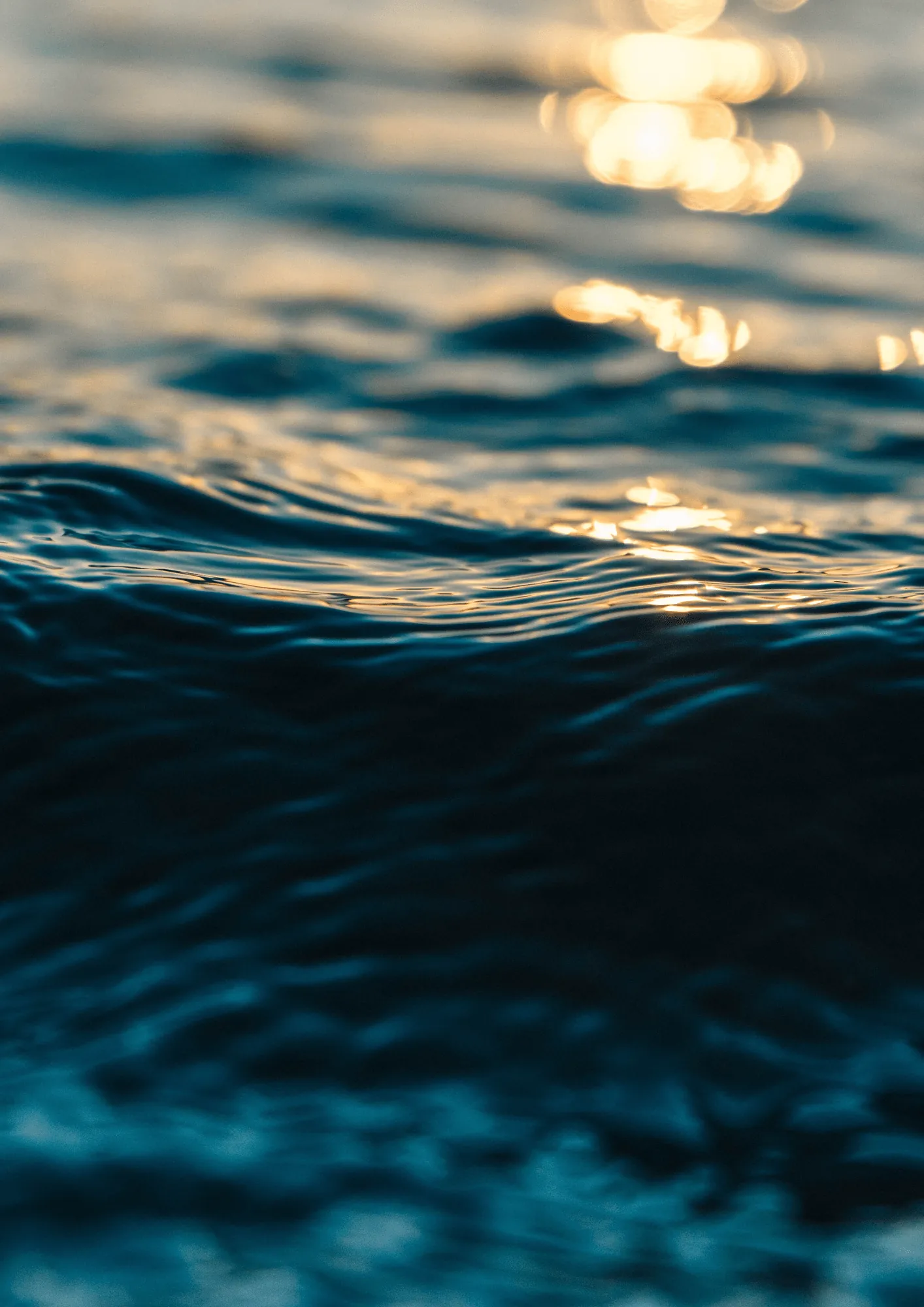 Wasseroberfläche im Abendlicht