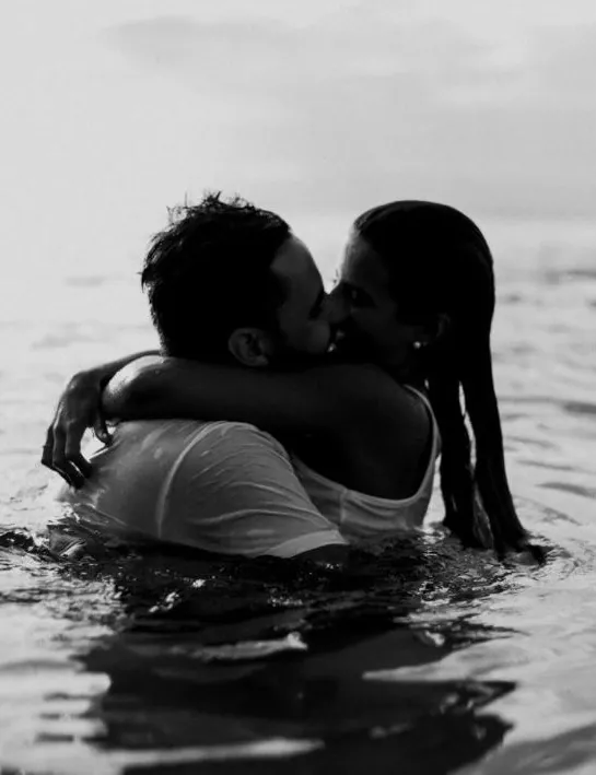 Paar umarmt sich im Wasser